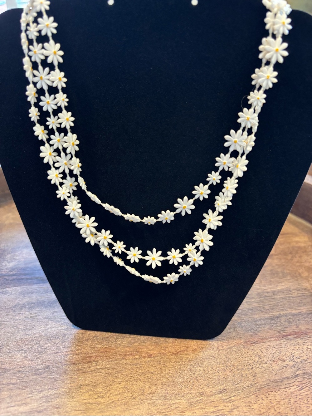 Vintage Sarah Coventry White Daisy Flower Necklace and clip on earrings - Picture 2 of 12